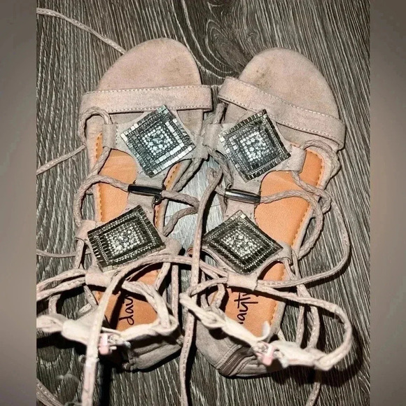 Daytrip Woman’s Gladiator strap up sandal - Picture 6 of 12